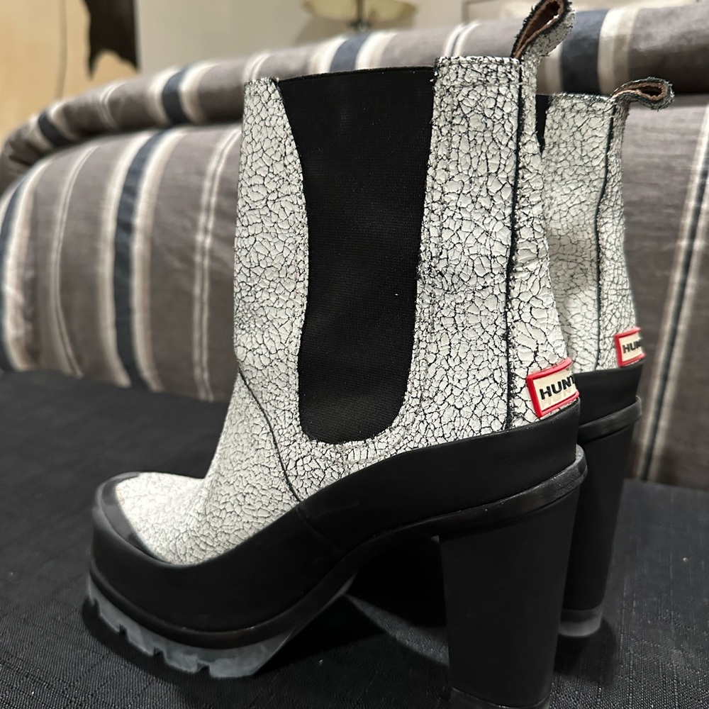 Hunter Women's Crackle Pattern Heeled Boots